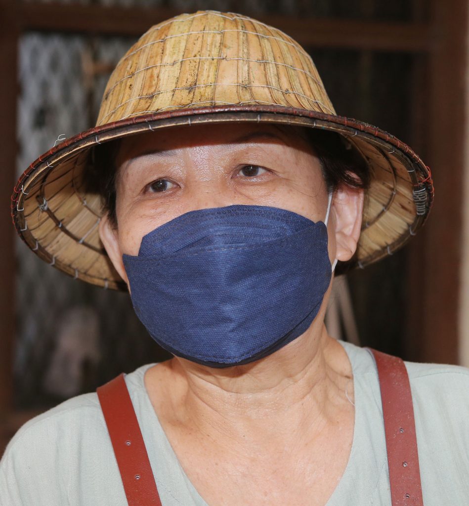 霹:封面主文/连假游客挤满怡旧街场 车主勿随意泊车以免中三万