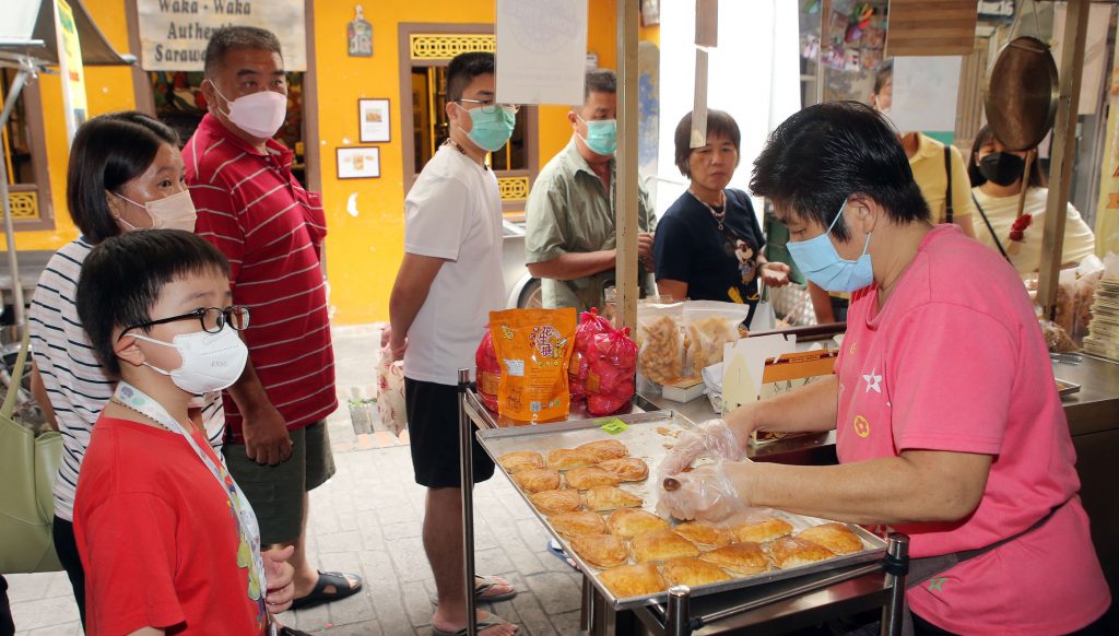 霹:封面主文/连假游客挤满怡旧街场 车主勿随意泊车以免中三万