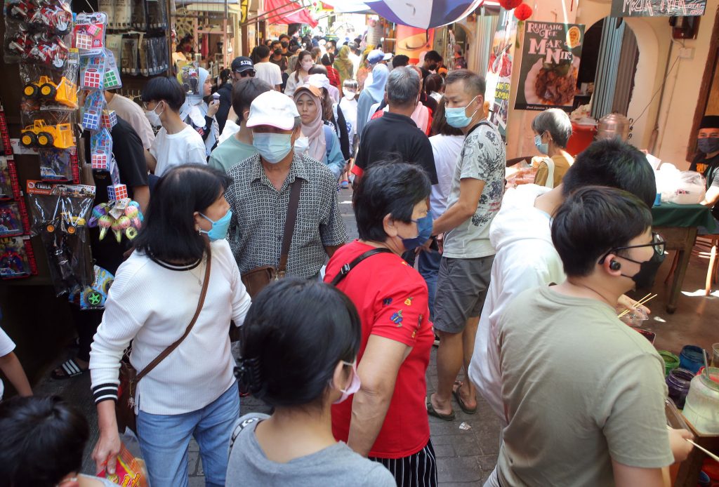 霹:封面主文/连假游客挤满怡旧街场 车主勿随意泊车以免中三万