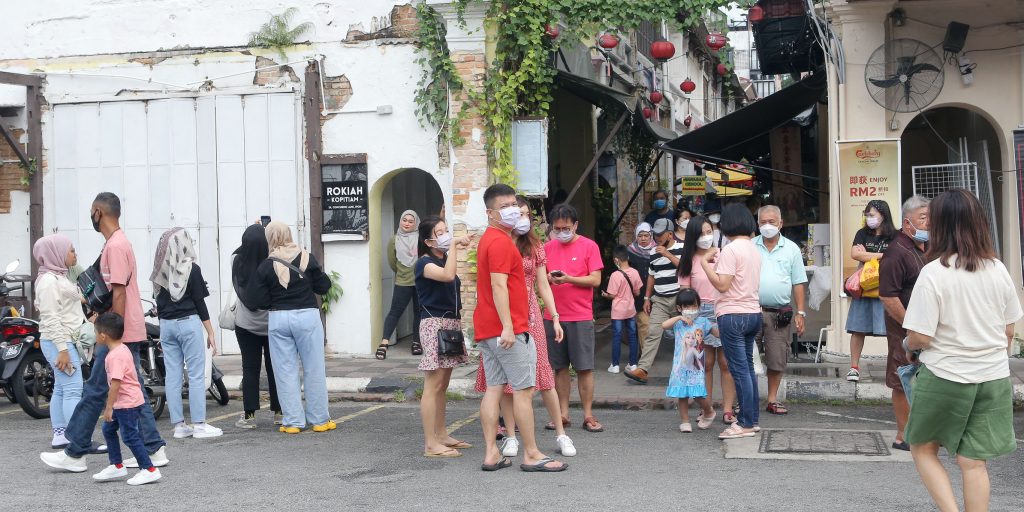 霹:封面主文/连假游客挤满怡旧街场 车主勿随意泊车以免中三万