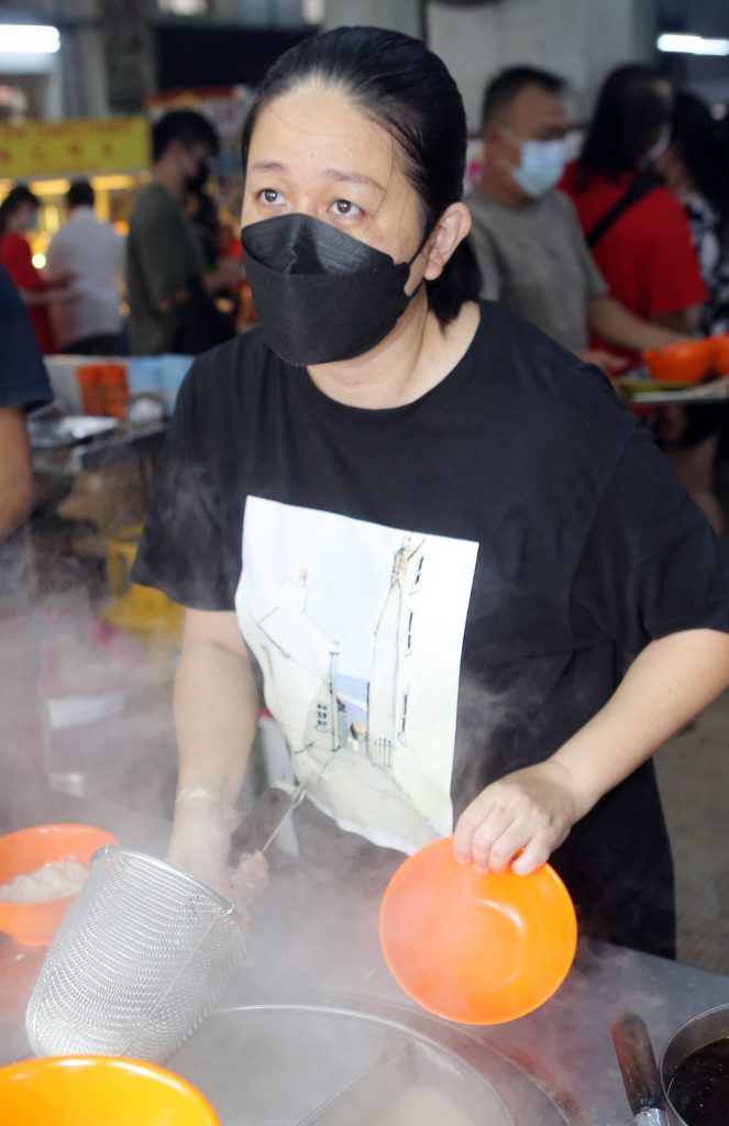 霹:封面主文/连假游客挤满怡旧街场 车主勿随意泊车以免中三万