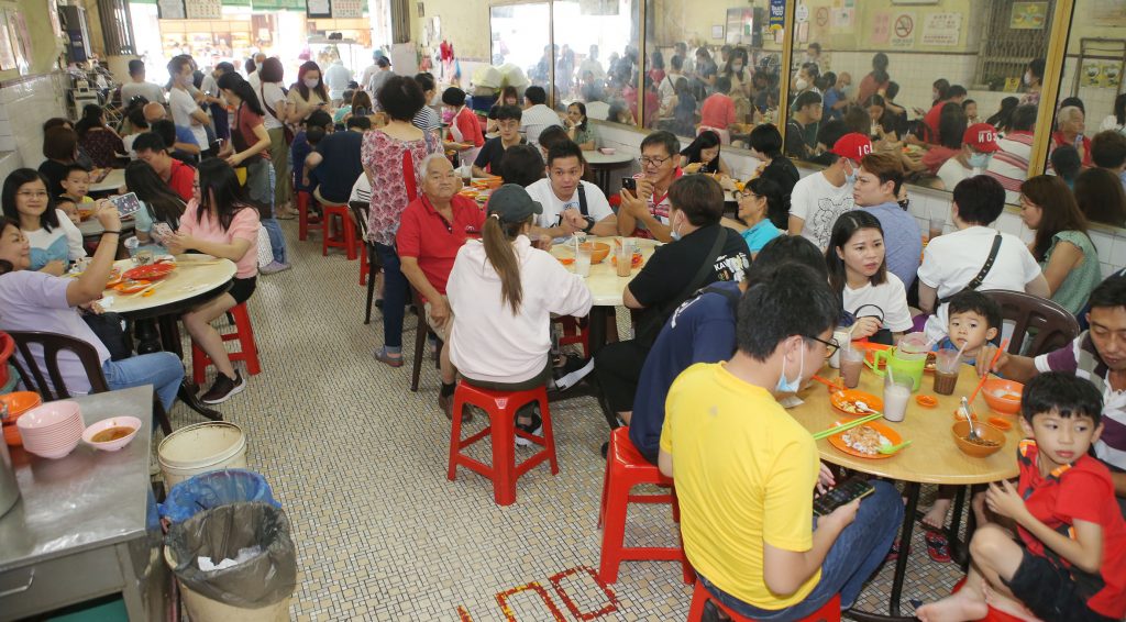 霹:封面主文/连假游客挤满怡旧街场 车主勿随意泊车以免中三万