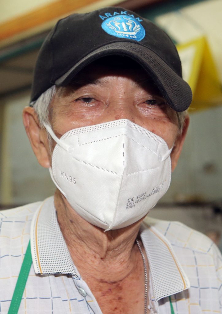 霹:封面主文/连假游客挤满怡旧街场 车主勿随意泊车以免中三万