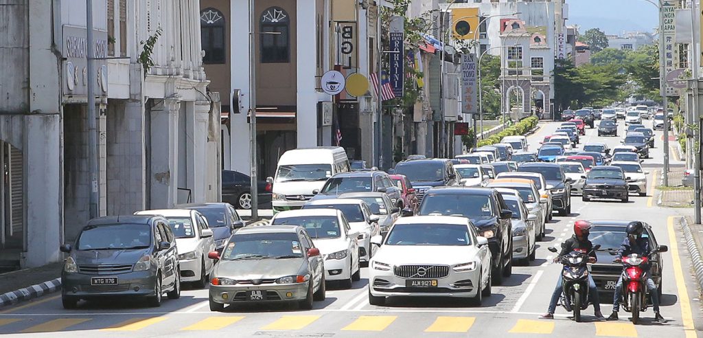 霹:封面主文/连假游客挤满怡旧街场 车主勿随意泊车以免中三万