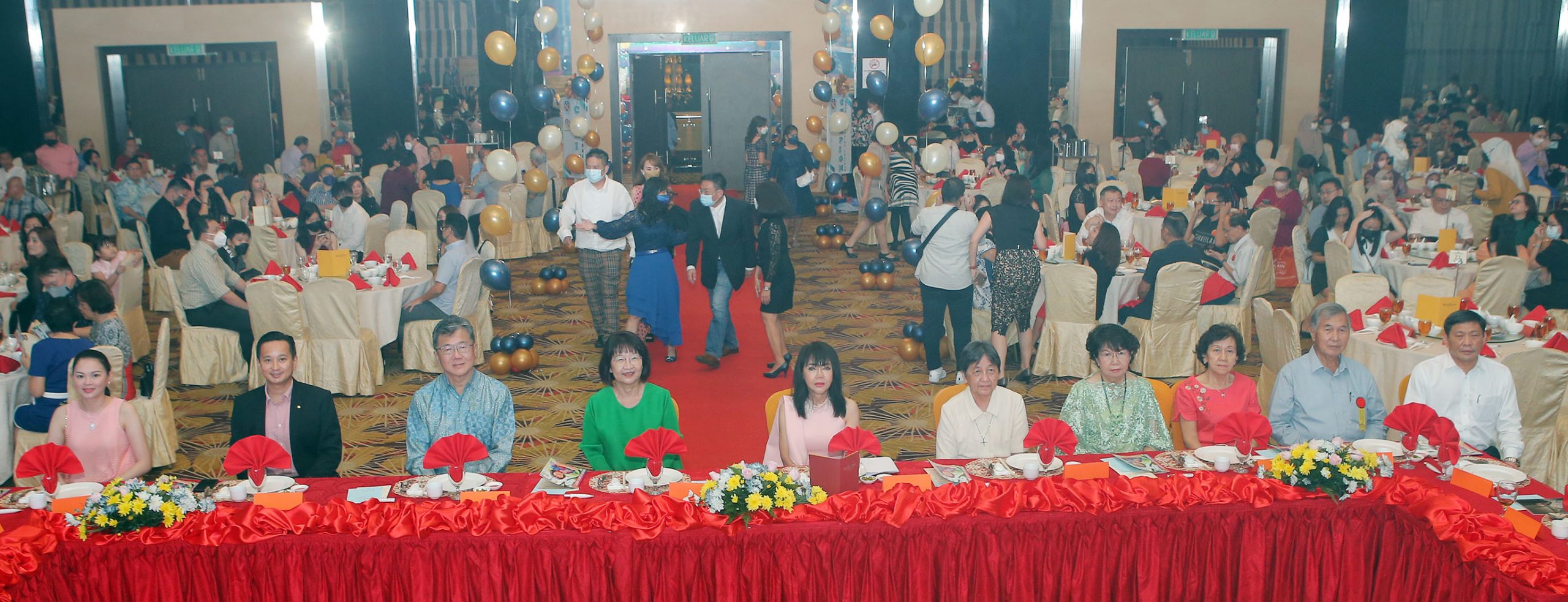 霹;第五版头/圣母中学教师节晚宴 廖瑞芳春风化雨36载荣休