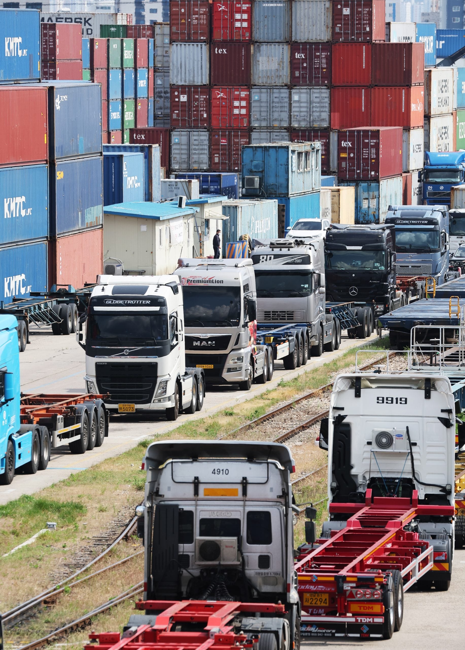 韩国卡车司机罢工第7天 石化公司被迫削减业务