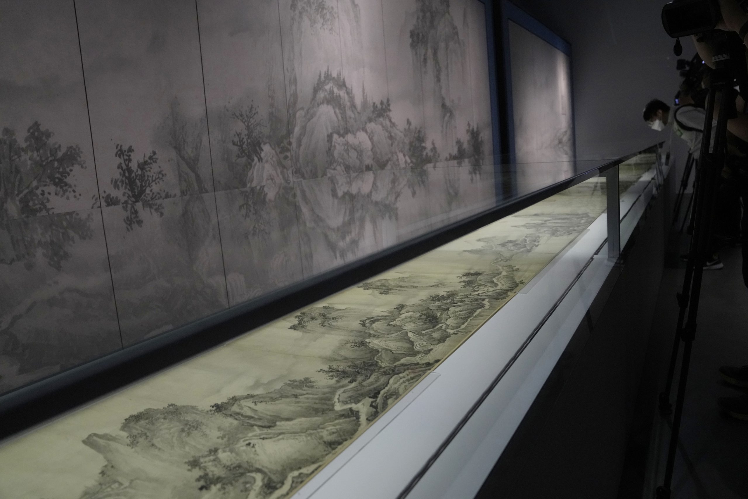 香港故宫开幕 康熙礼服慈禧画稿首亮相