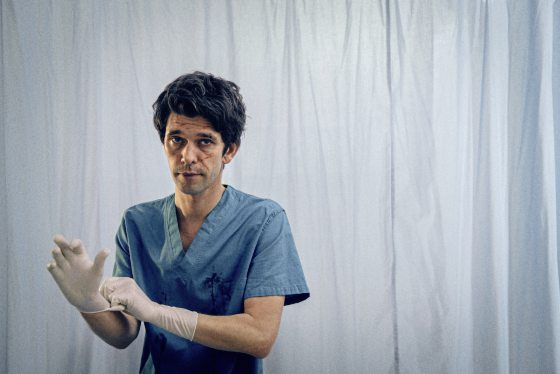 鱼儿水中游／《疼痛难免》扯下医疗行业的遮羞布