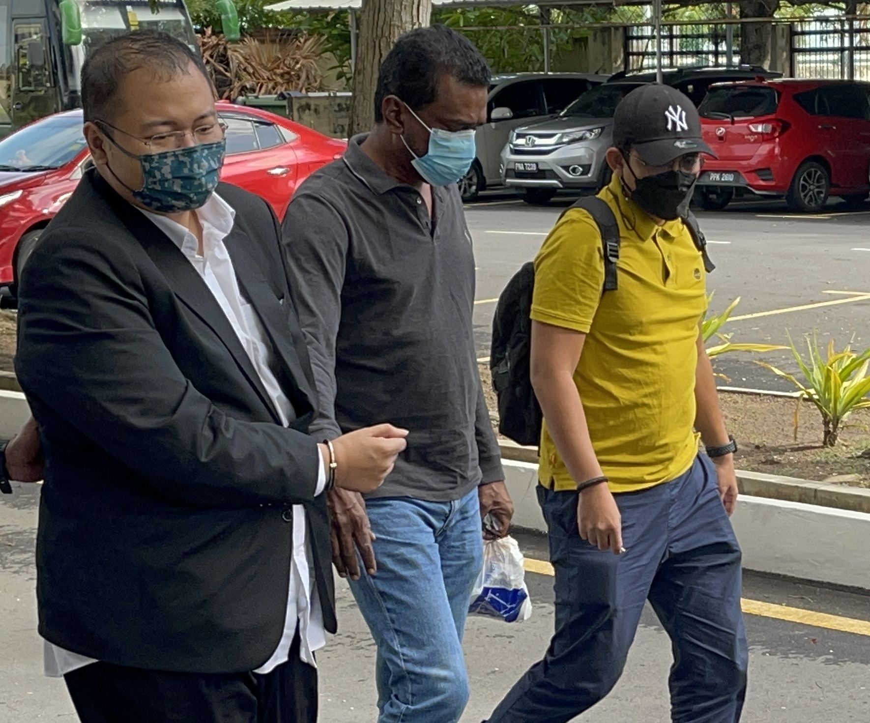 (全国版)2名巫裔男子没有合法执照向3人收取75万被控