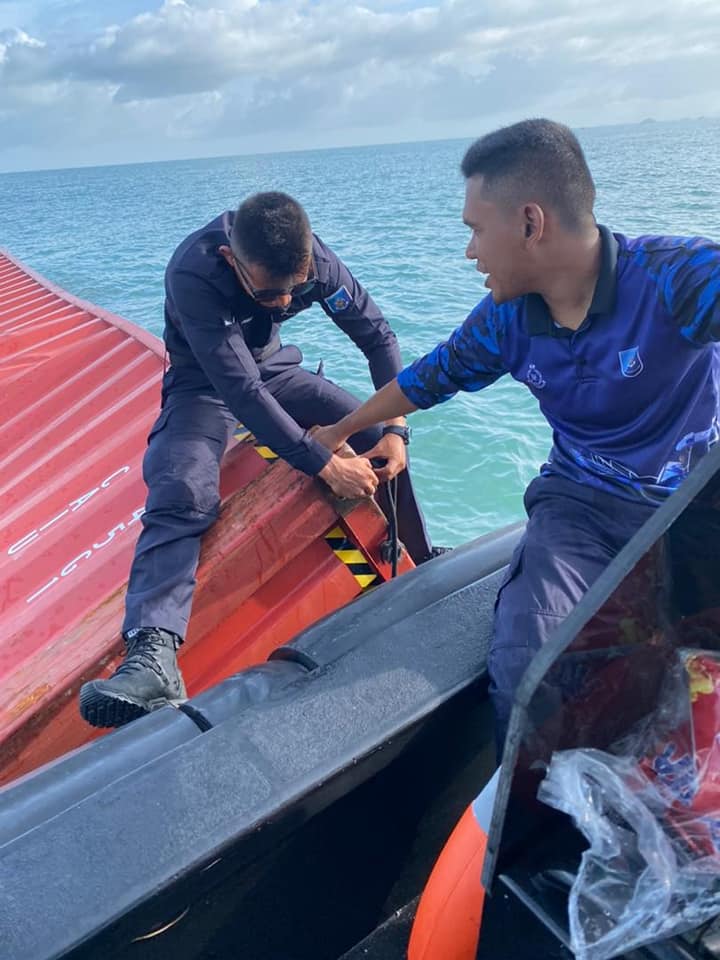 （全国版）大马海事局于浮罗交怡港口限制区（Had Pelabuhan）发现8个集装箱，疑是本周一（5月30日）在泰国董里府干东县海域遇到风暴后被掀翻落水的集装箱。