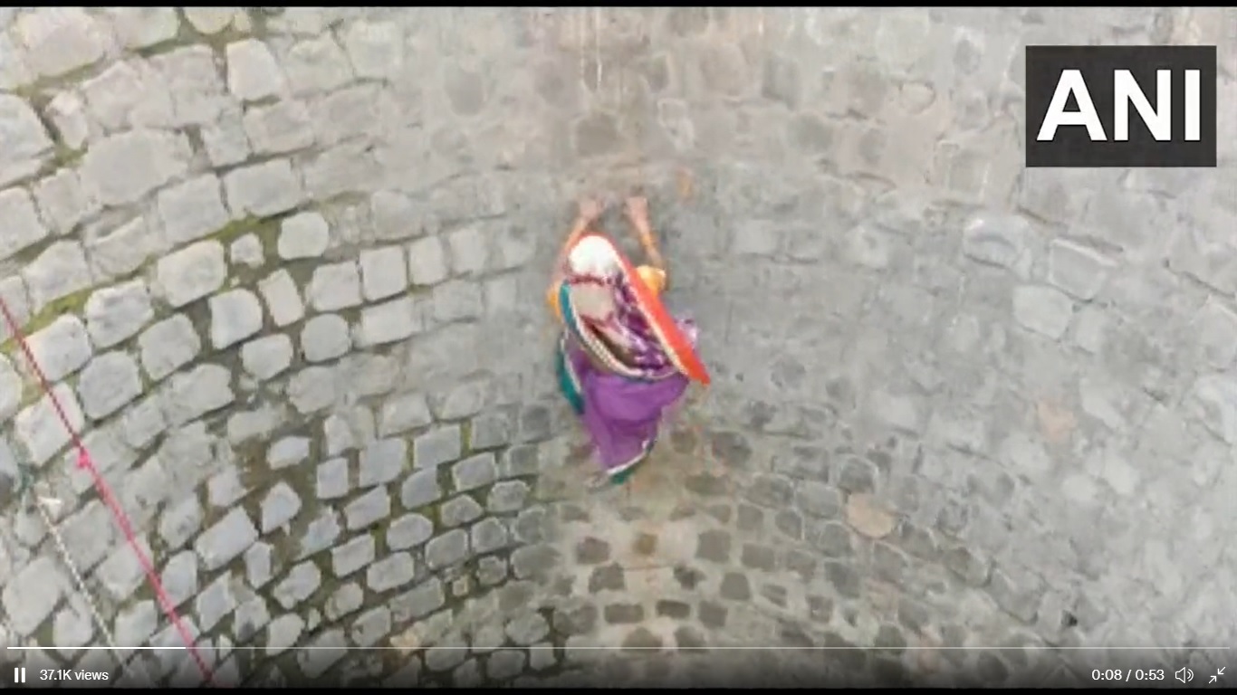 (取代)印度中央邦面临水荒·妇女徒手爬下水井取水