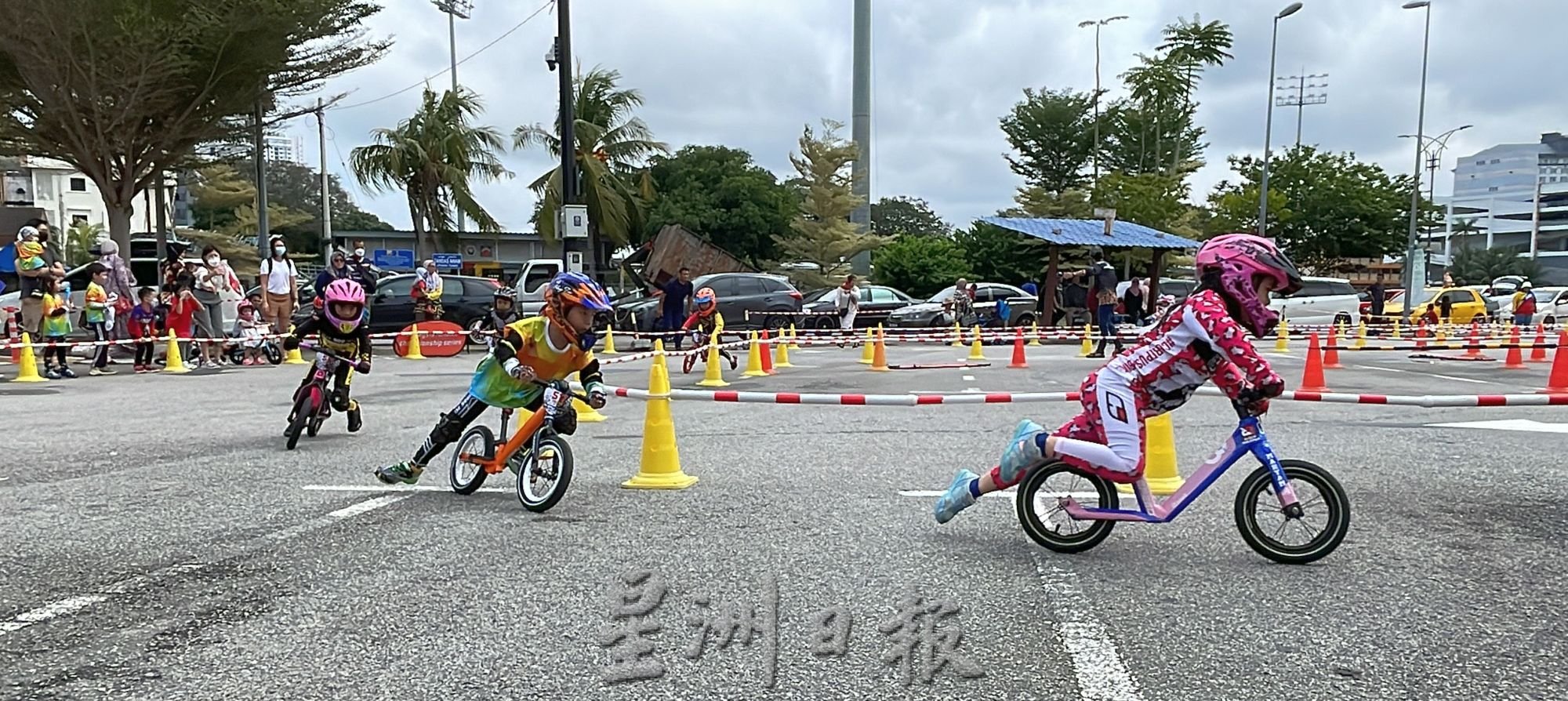 （古城封底主文）【带你去找爱】：“平衡车”骑出一家人的爱