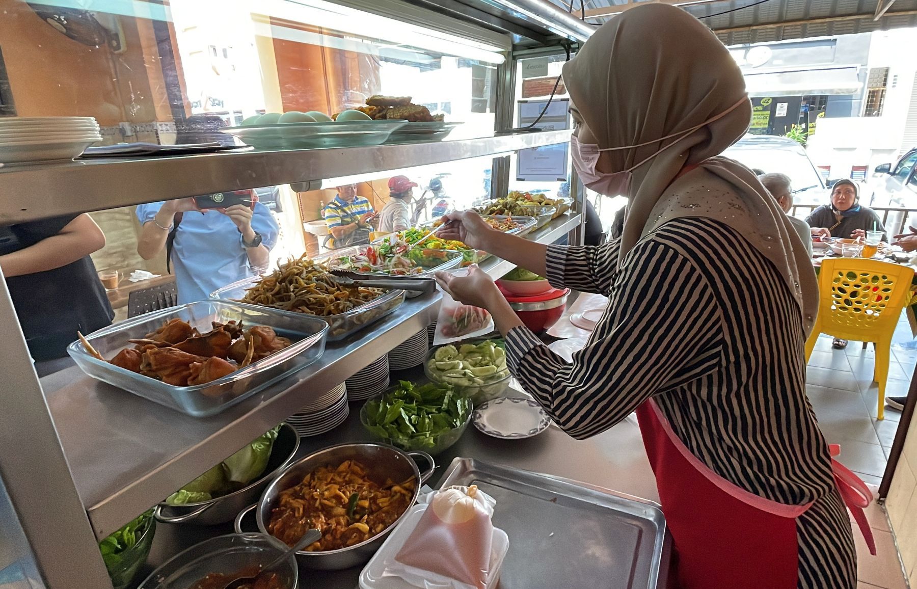 (古城封面主文)火爆态度惹争议·魏喜森向马来餐馆了解情况