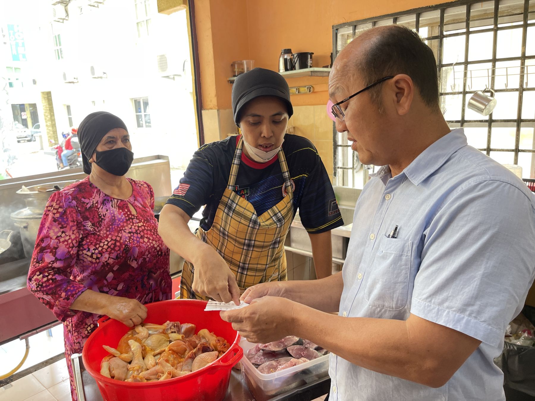 (古城封面主文)火爆态度惹争议·魏喜森向马来餐馆了解情况