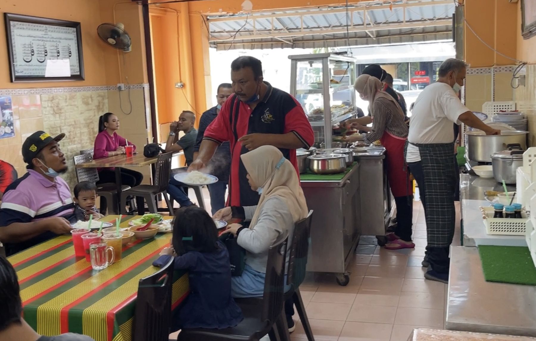 (古城封面主文)火爆态度惹争议·魏喜森向马来餐馆了解情况