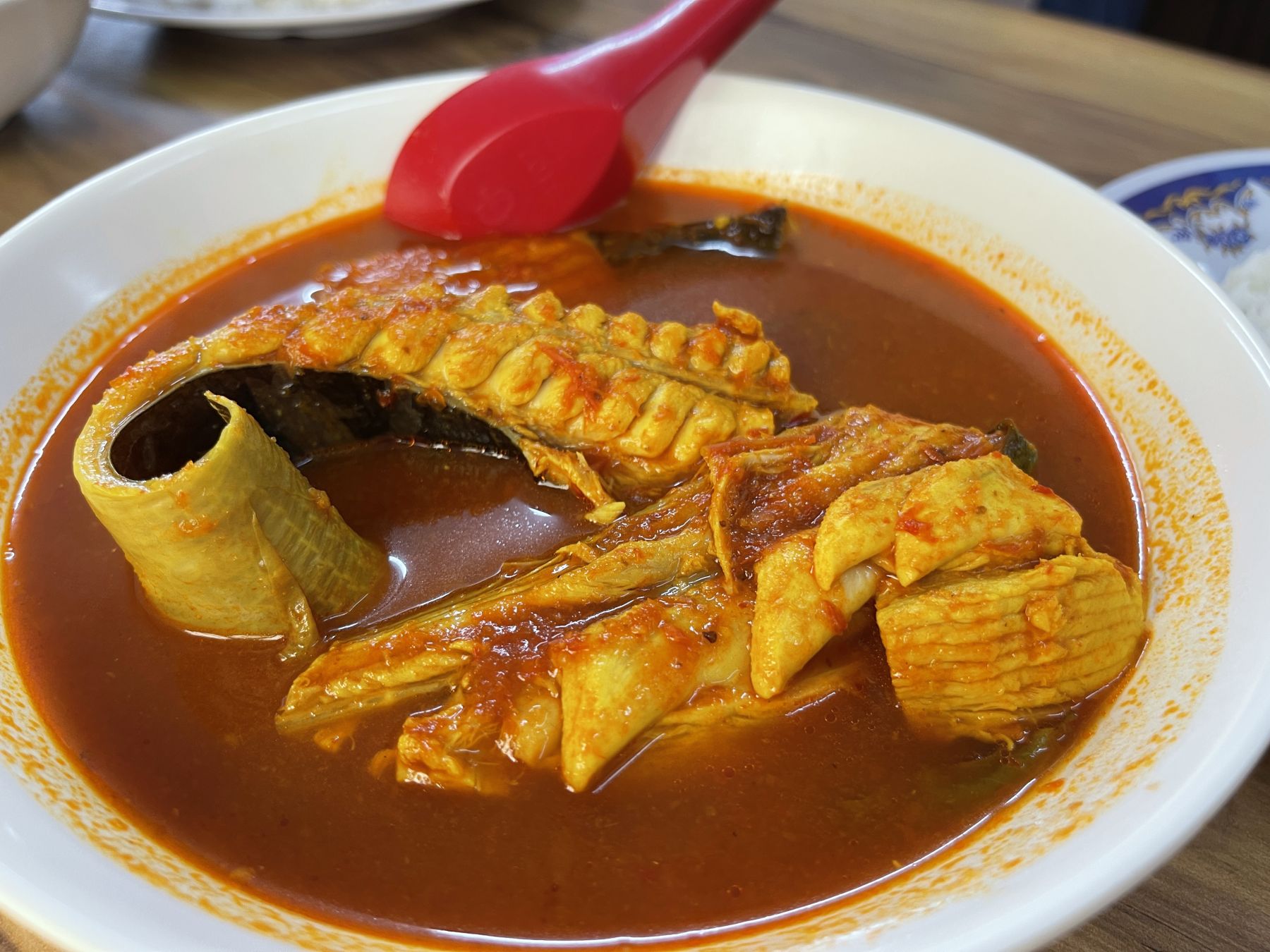 (古城封面主文)火爆态度惹争议·魏喜森向马来餐馆了解情况