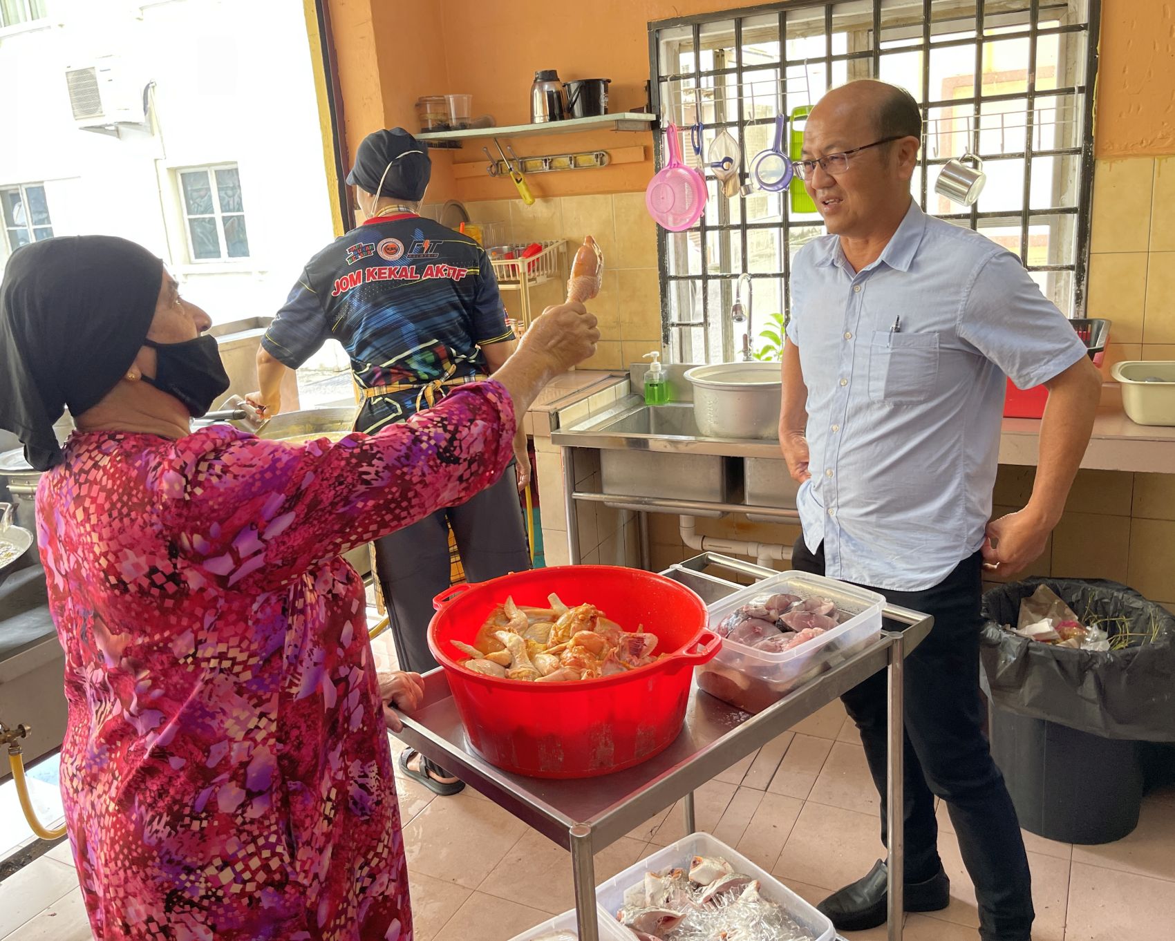 (古城封面主文)火爆态度惹争议·魏喜森向马来餐馆了解情况