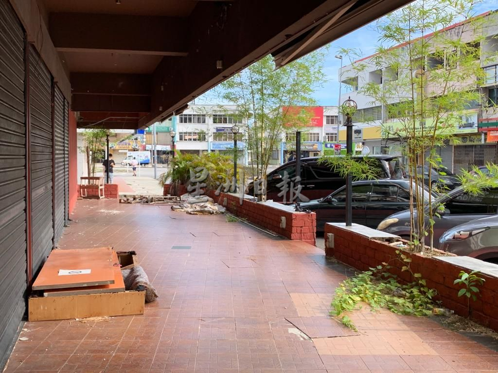 （古城封面主文）空置店面走廊丢垃圾 设施破损碍市容