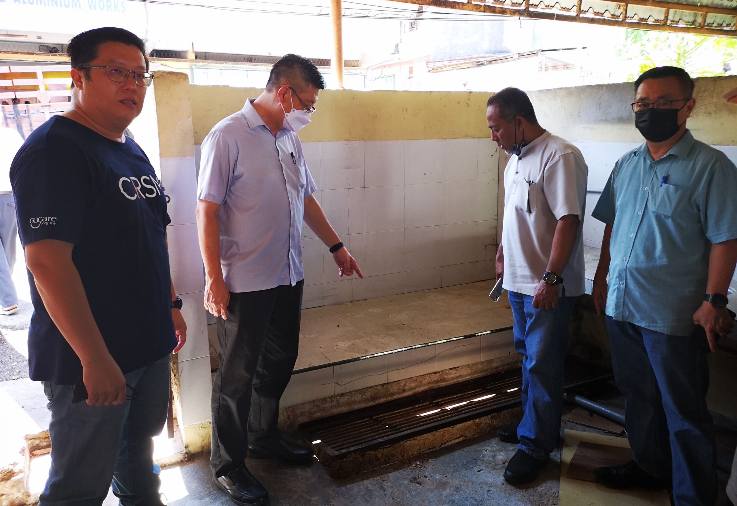 （古城封面副文）内沟阻塞排水不通飘臭、屋顶漏水等，武吉波浪小贩中心基设待提升