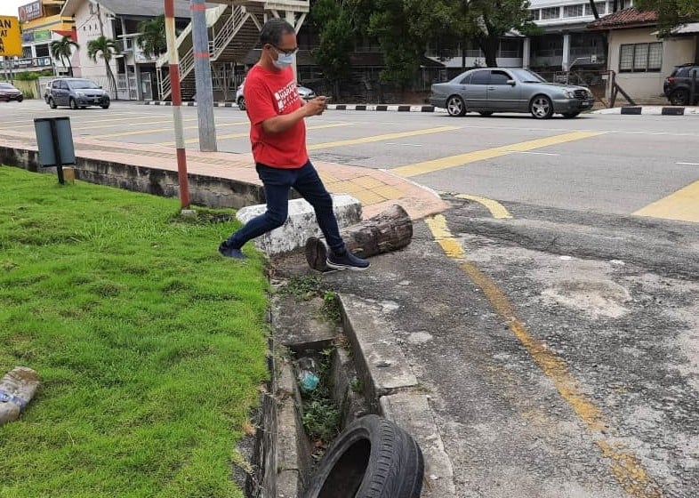 （古城封面副文）行人天桥一端走道成草地对使用者构成危险