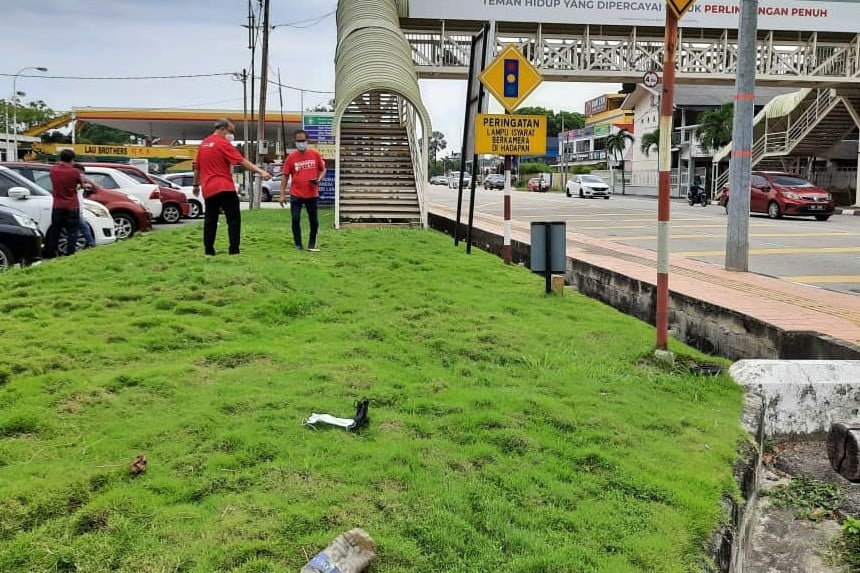 （古城封面副文）行人天桥一端走道成草地对使用者构成危险