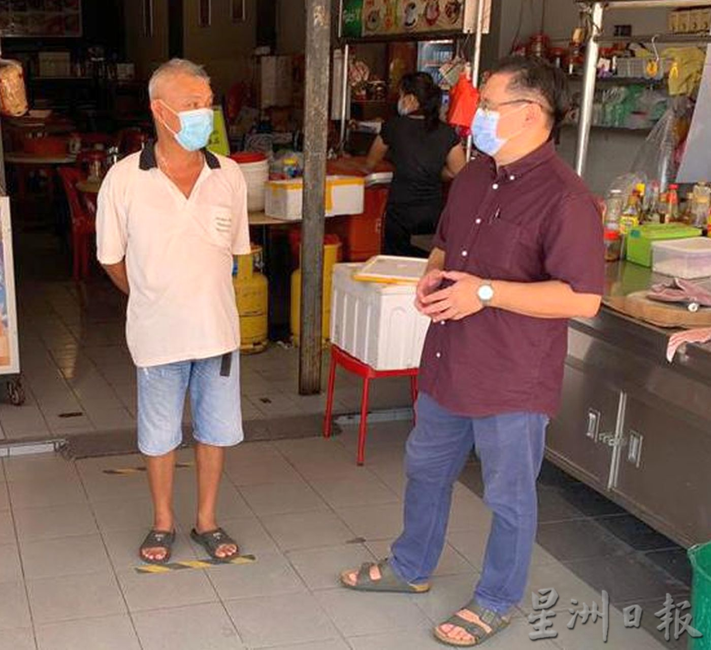 （古城第二版主文）长假鸡场街人流维持高峰·华裔家庭畅快旅游
