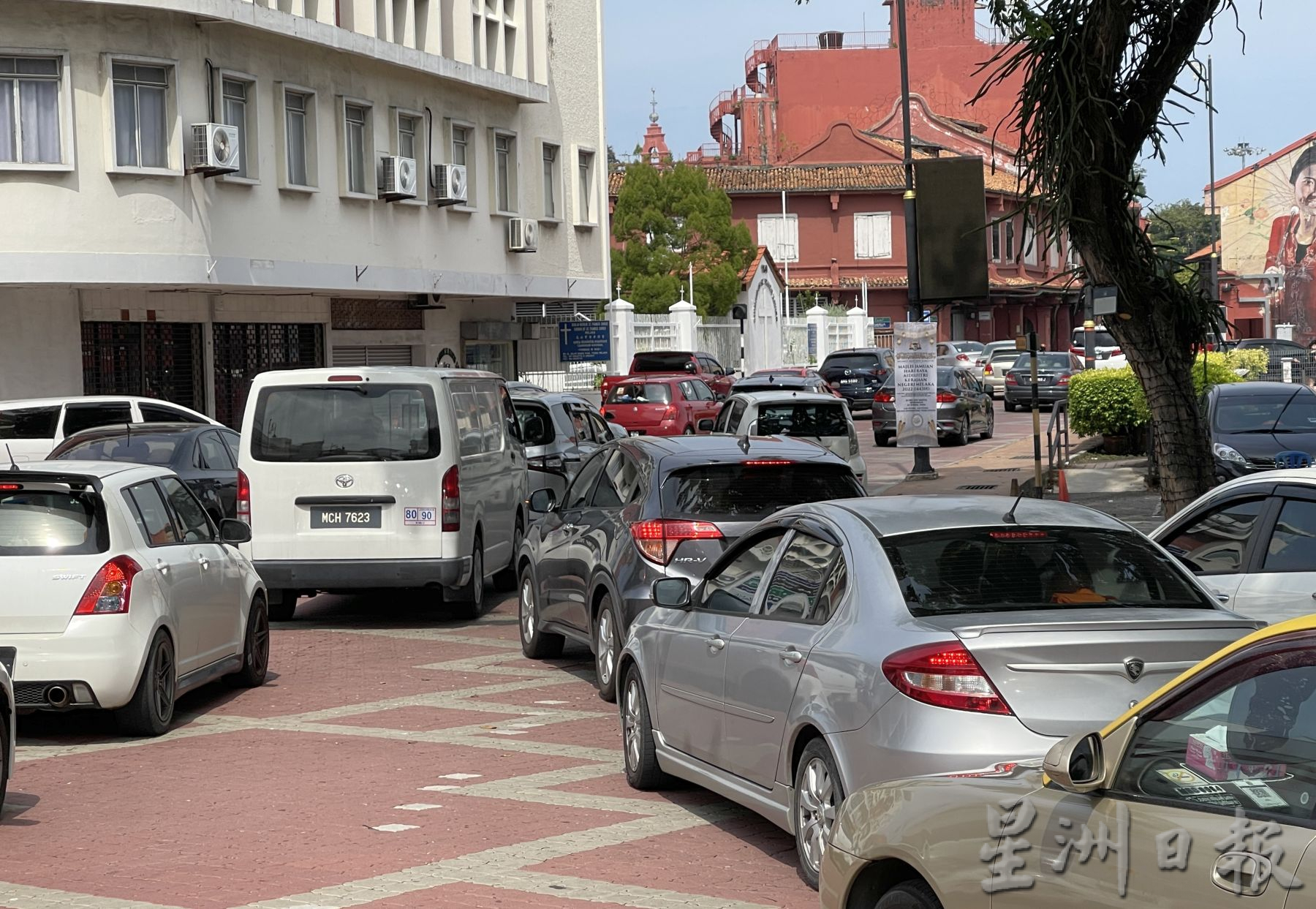 （古城第二版主文）长假鸡场街人流维持高峰·华裔家庭畅快旅游