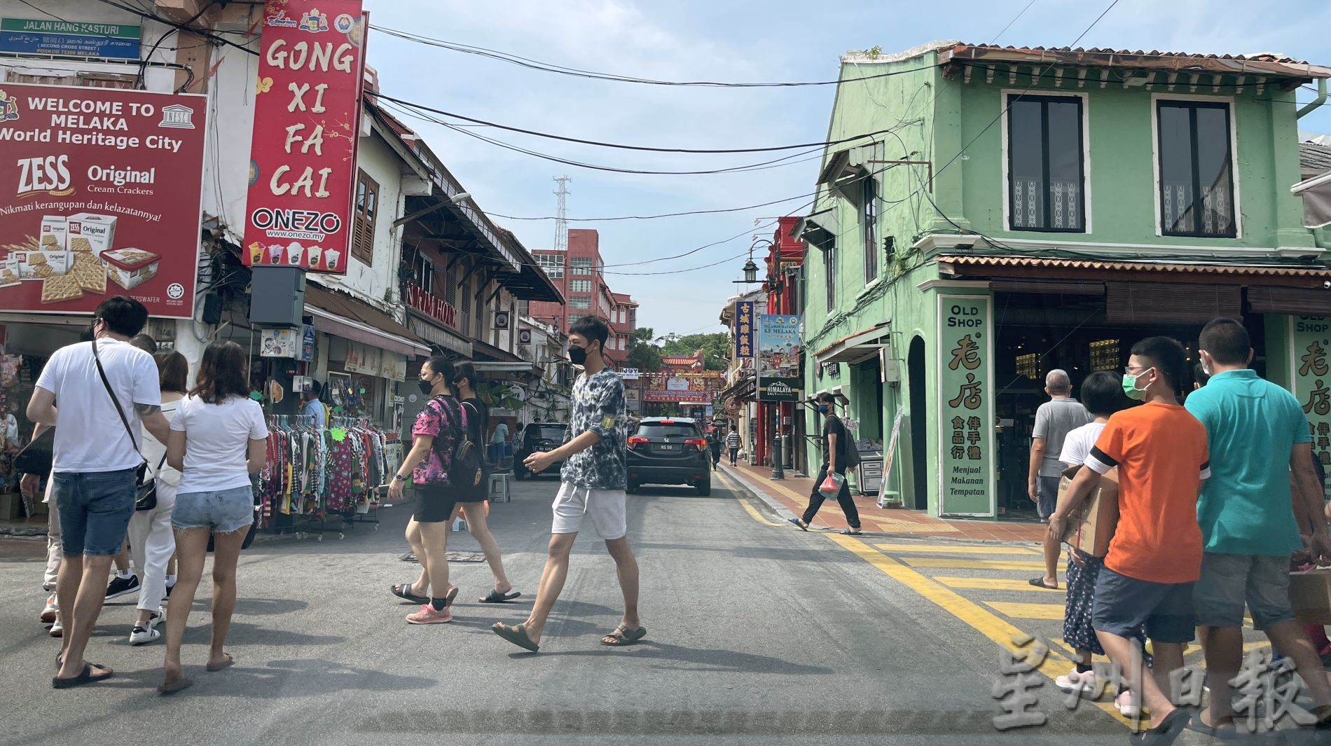 （古城第二版主文）长假鸡场街人流维持高峰·华裔家庭畅快旅游