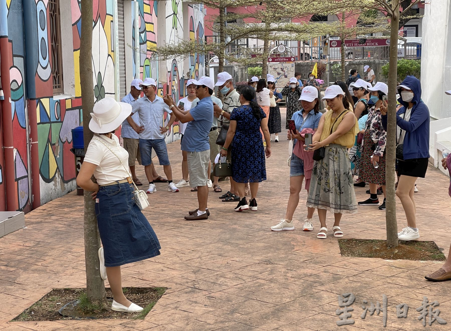 （古城第二版主文）长假鸡场街人流维持高峰·华裔家庭畅快旅游