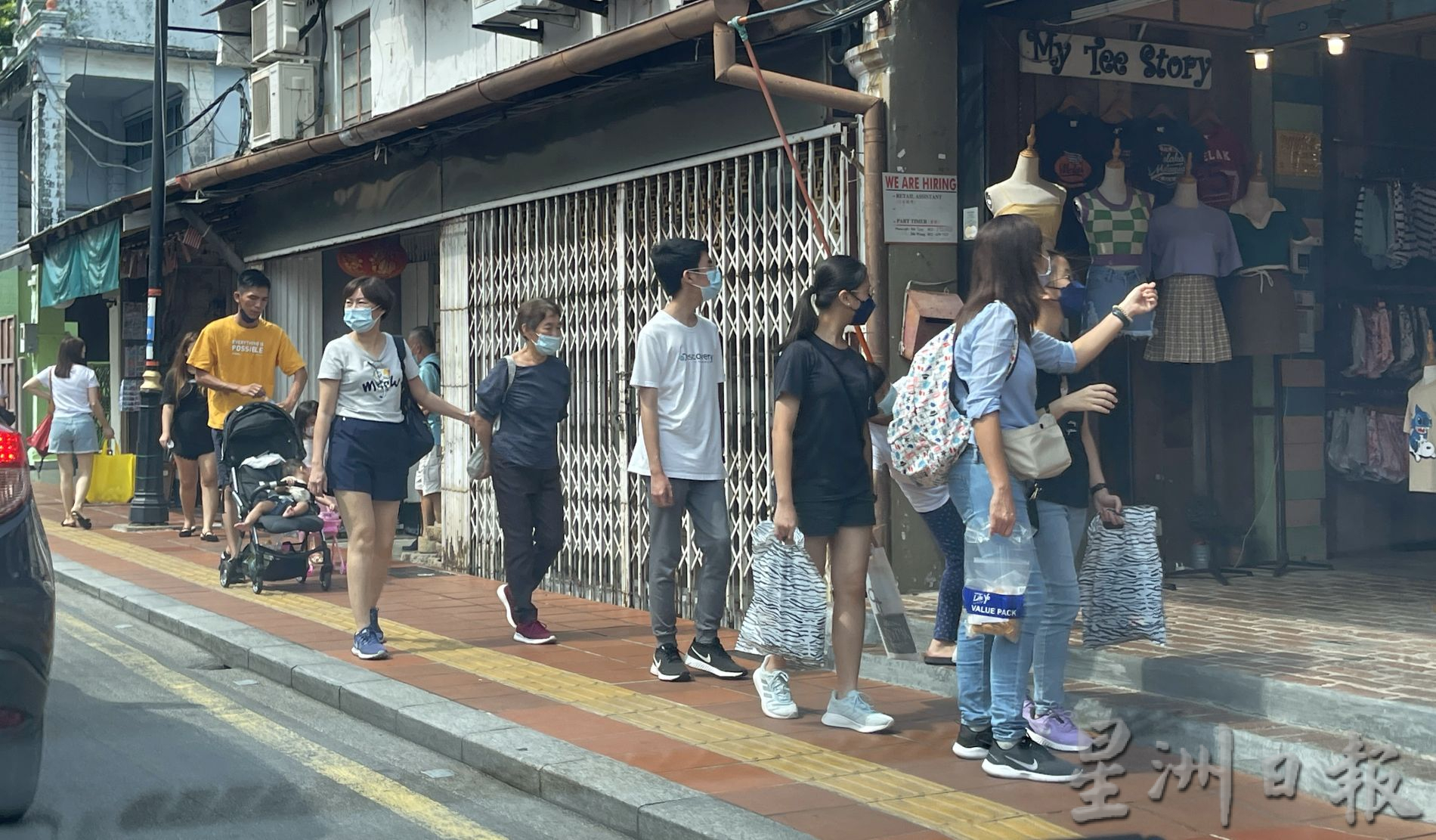 （古城第二版主文）长假鸡场街人流维持高峰·华裔家庭畅快旅游