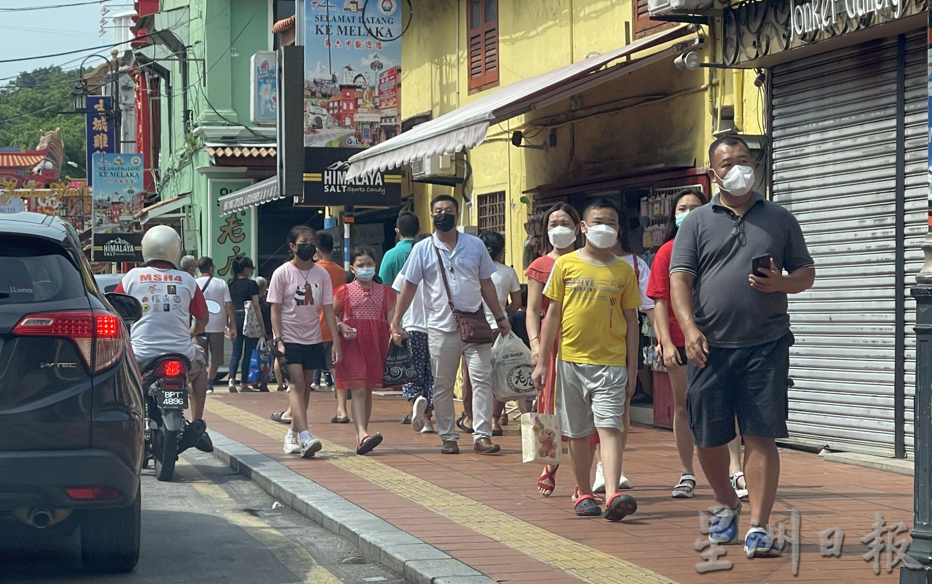 （古城第二版主文）长假鸡场街人流维持高峰·华裔家庭畅快旅游