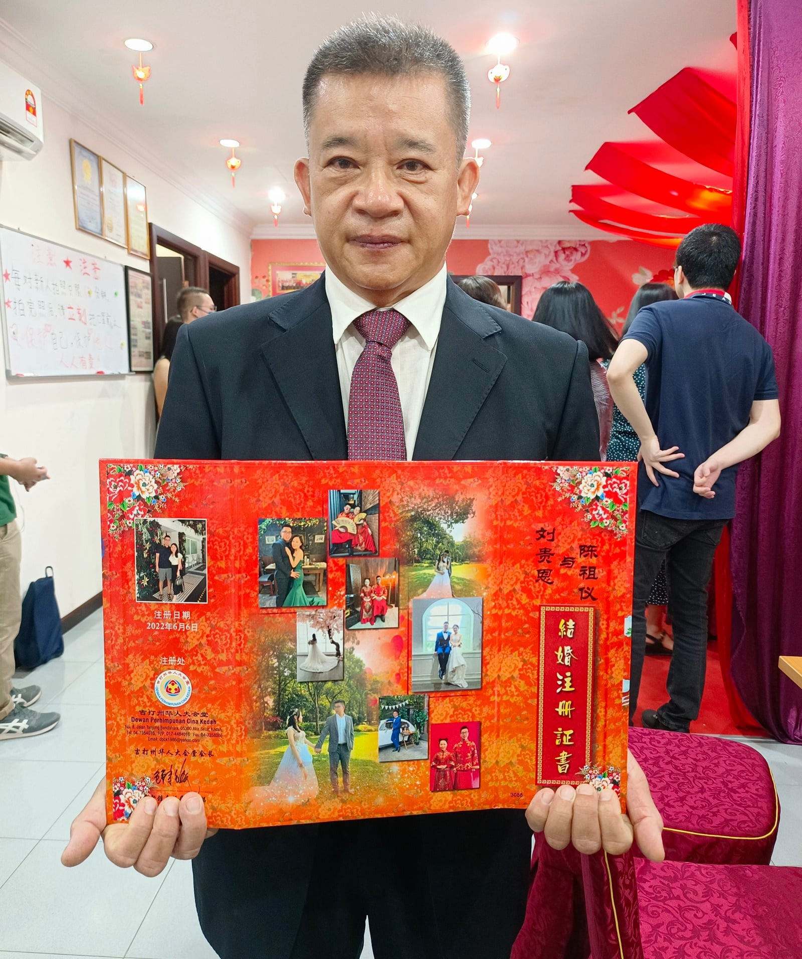 (大北马)吉打华人大会堂婚姻助理注册官刘永发亲自为长子主持结婚注册仪式。