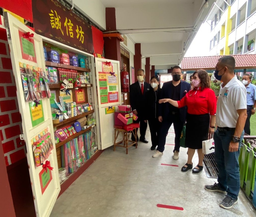 (大北马)赫尔辛基国际学校的代表与槟州教育局学前教育组官员到访麦曼珍华小。