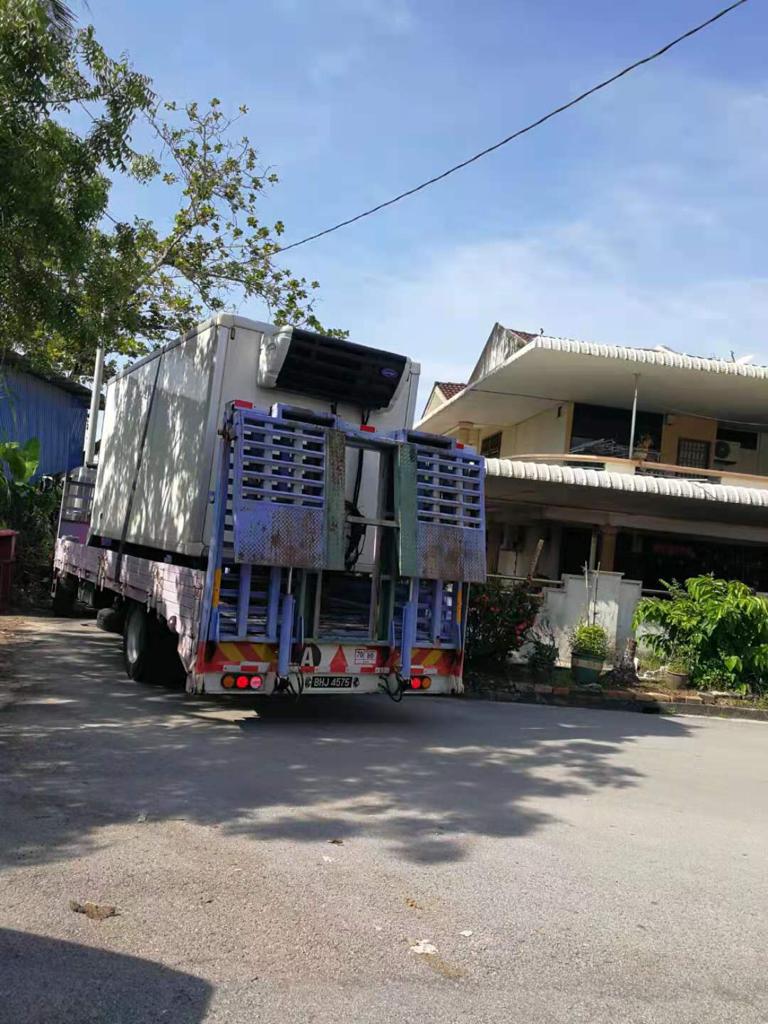 （大北马）重型车辆司机疑贪图方便，经常抄捷径出入住宅区内，干扰居民生活作息。