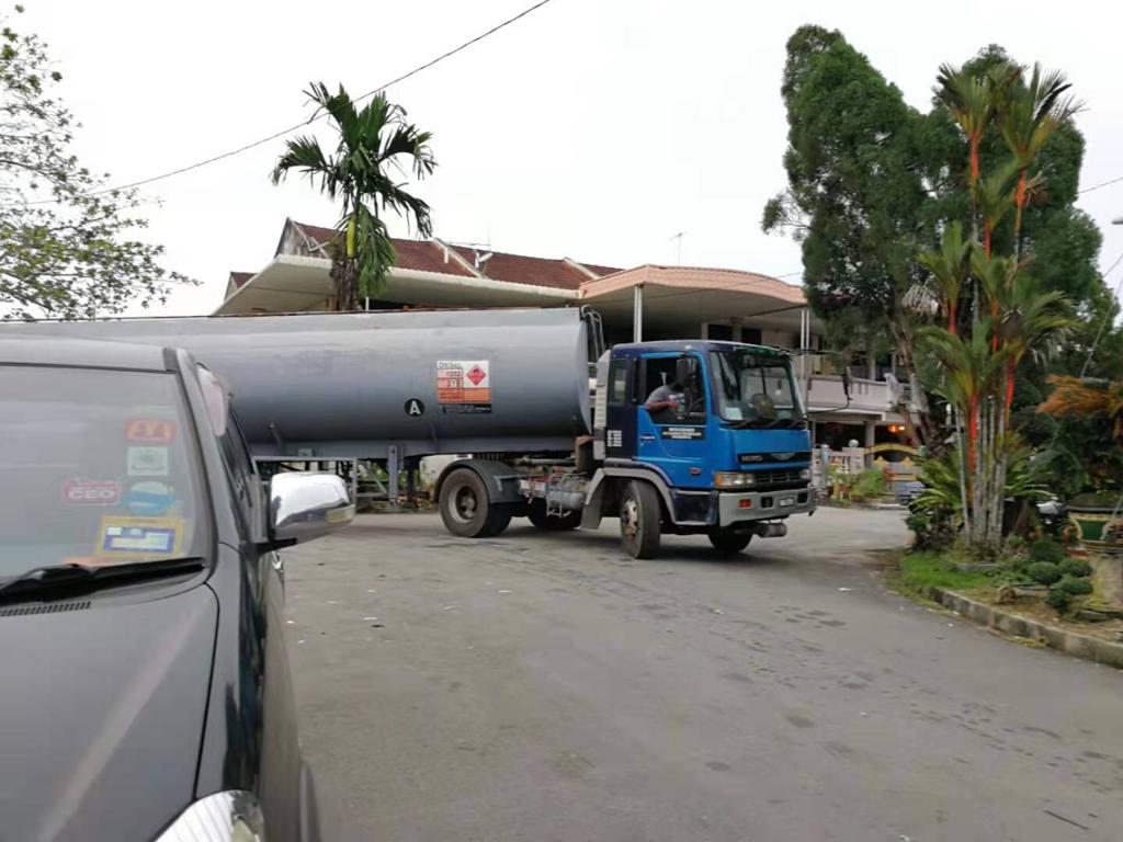 （大北马）重型车辆司机疑贪图方便，经常抄捷径出入住宅区内，干扰居民生活作息。