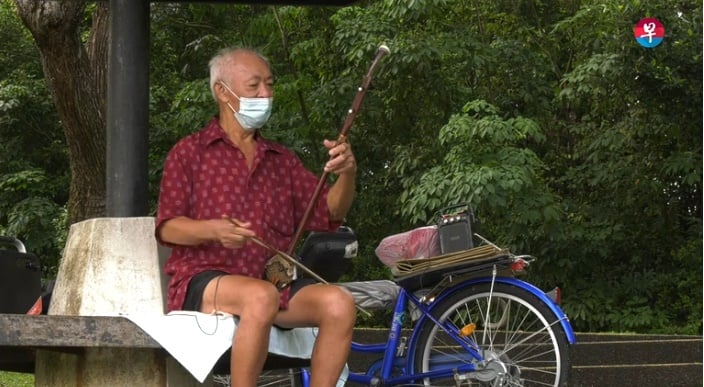 风雨不改演奏二胡 他是麦里芝最独特声音