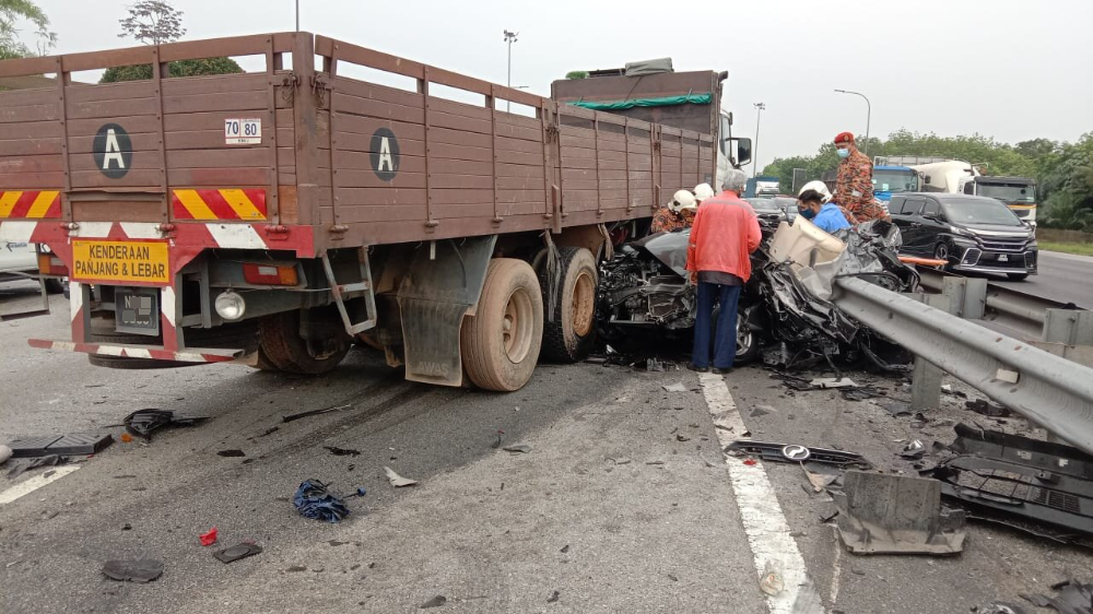 ELITE大道罗里连环撞四车·1轿车司机夹困受伤