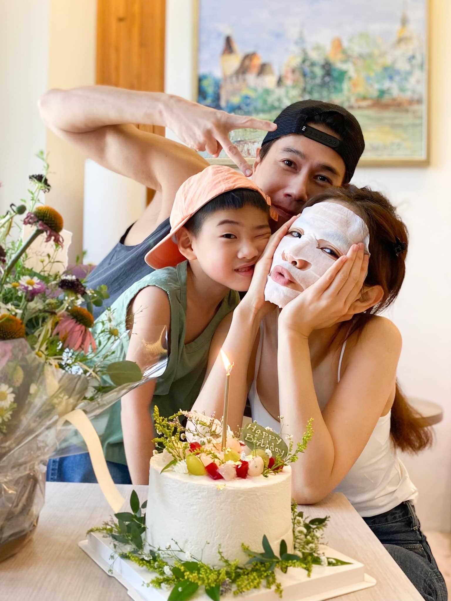 Ella惊喜41岁生日    大小猛男左右夹吻