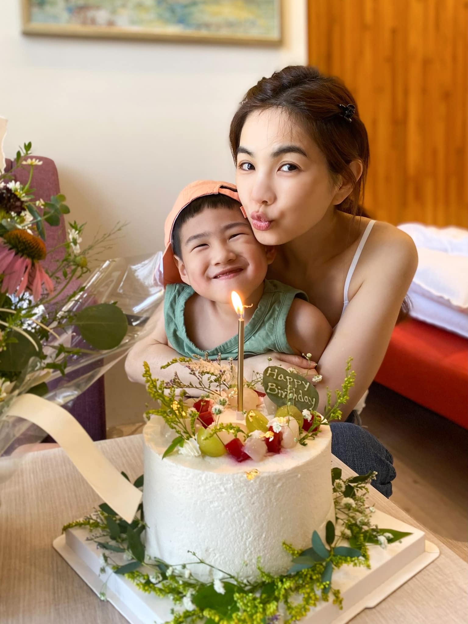 Ella惊喜41岁生日    大小猛男左右夹吻