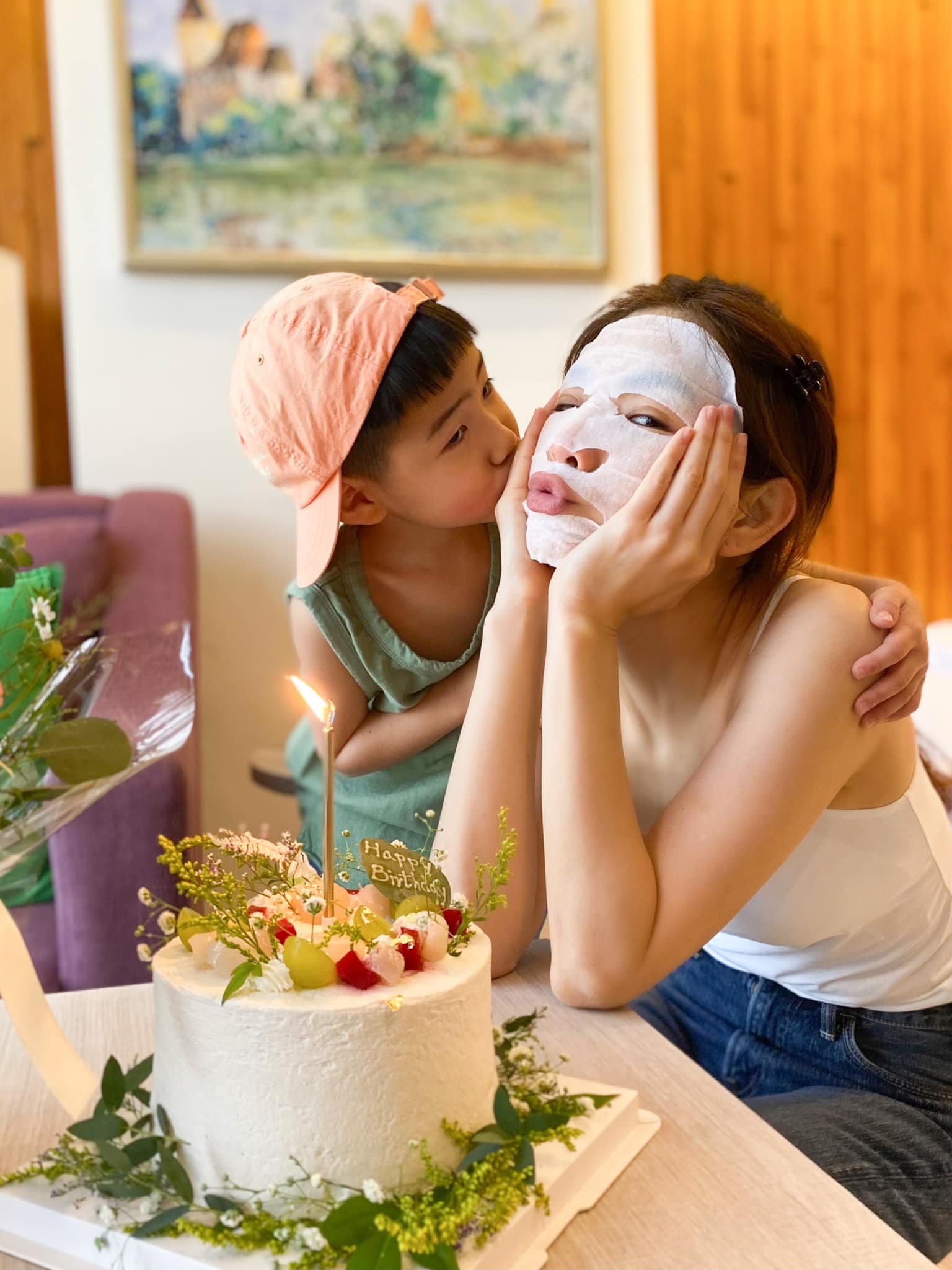 Ella惊喜41岁生日    大小猛男左右夹吻