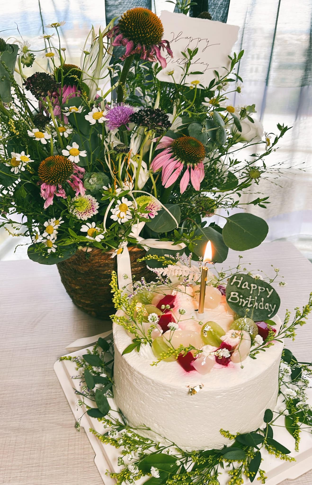 Ella惊喜41岁生日    大小猛男左右夹吻