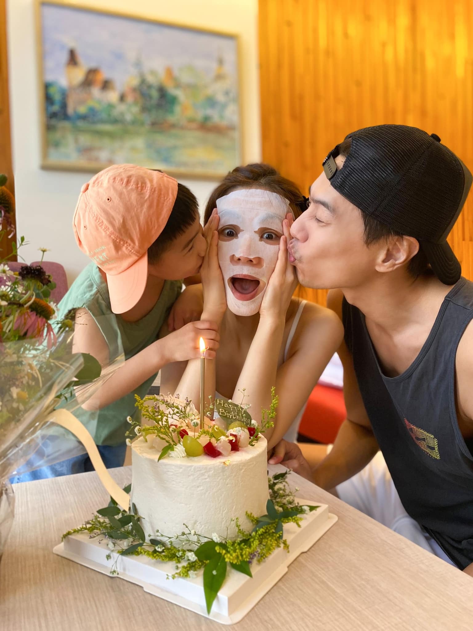 Ella惊喜41岁生日    大小猛男左右夹吻