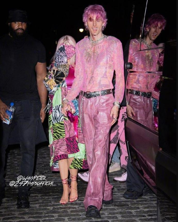 MGK酒杯自砸脑门 头破流血继续表演吓坏人 