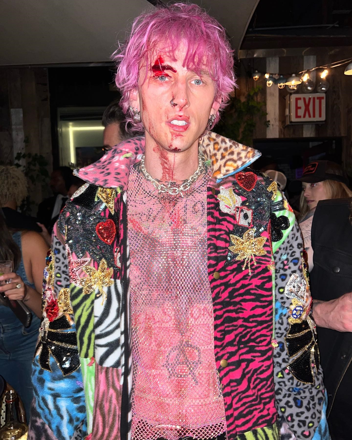 MGK酒杯自砸脑门 头破流血继续表演吓坏人 