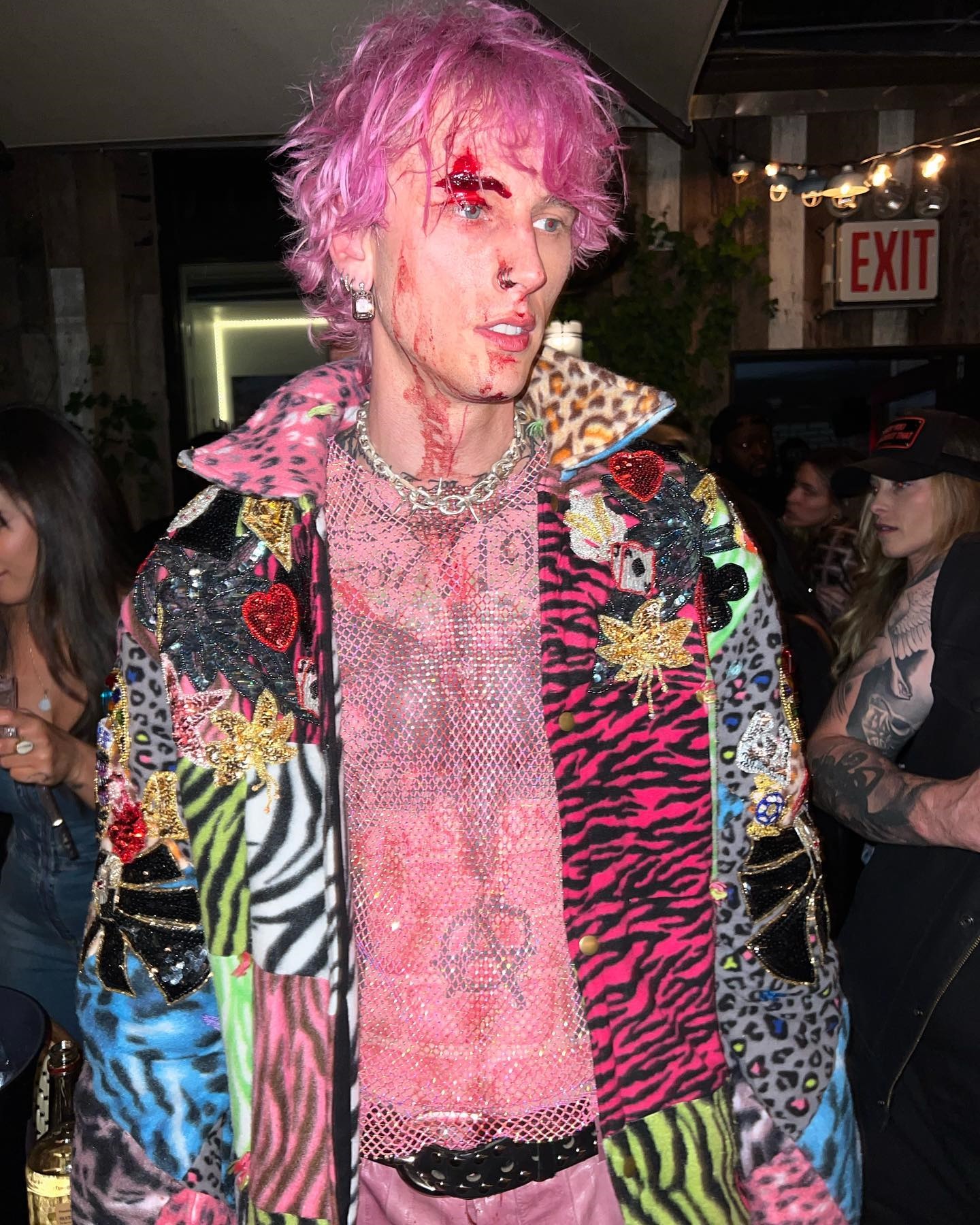 MGK酒杯自砸脑门 头破流血继续表演吓坏人 