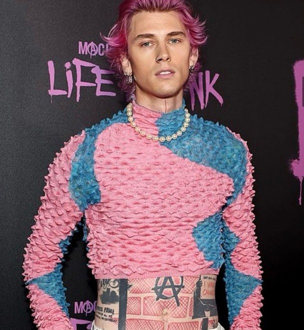 MGK酒杯自砸脑门 头破流血继续表演吓坏人 