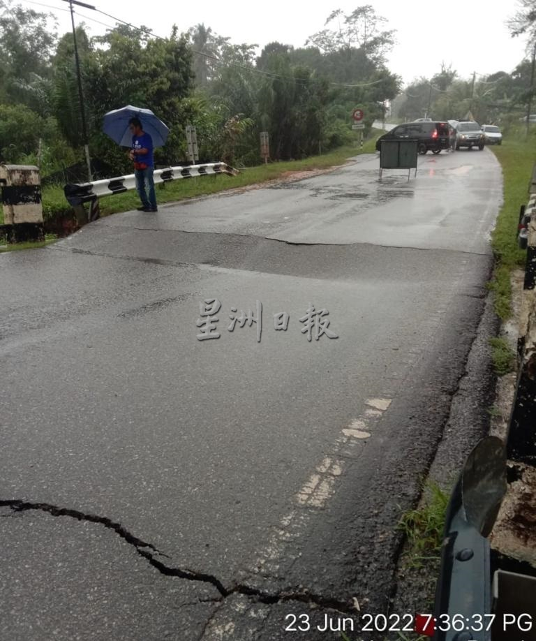 NS淡边/淡边瓜拉庇劳公路6公里,桥梁雨中裂开 暂时封路