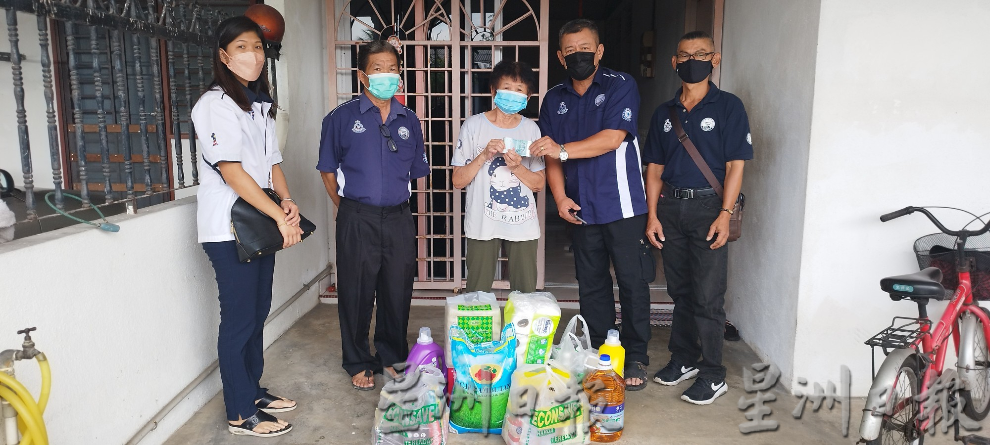 NS芦骨/芦骨社区警察为独居老妇献暖