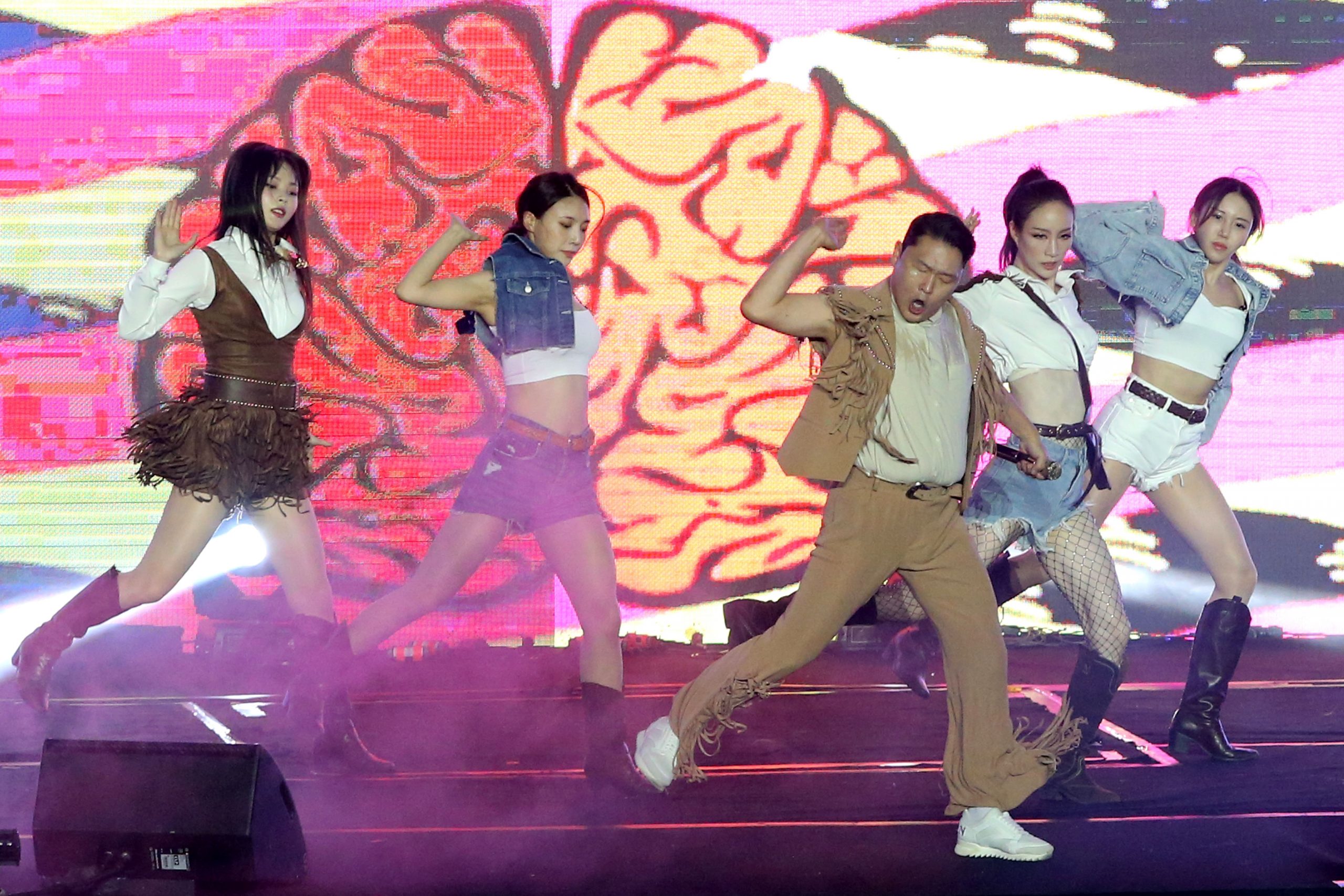 PSY旋风来马亮相24分钟  直呼想在大马开个唱