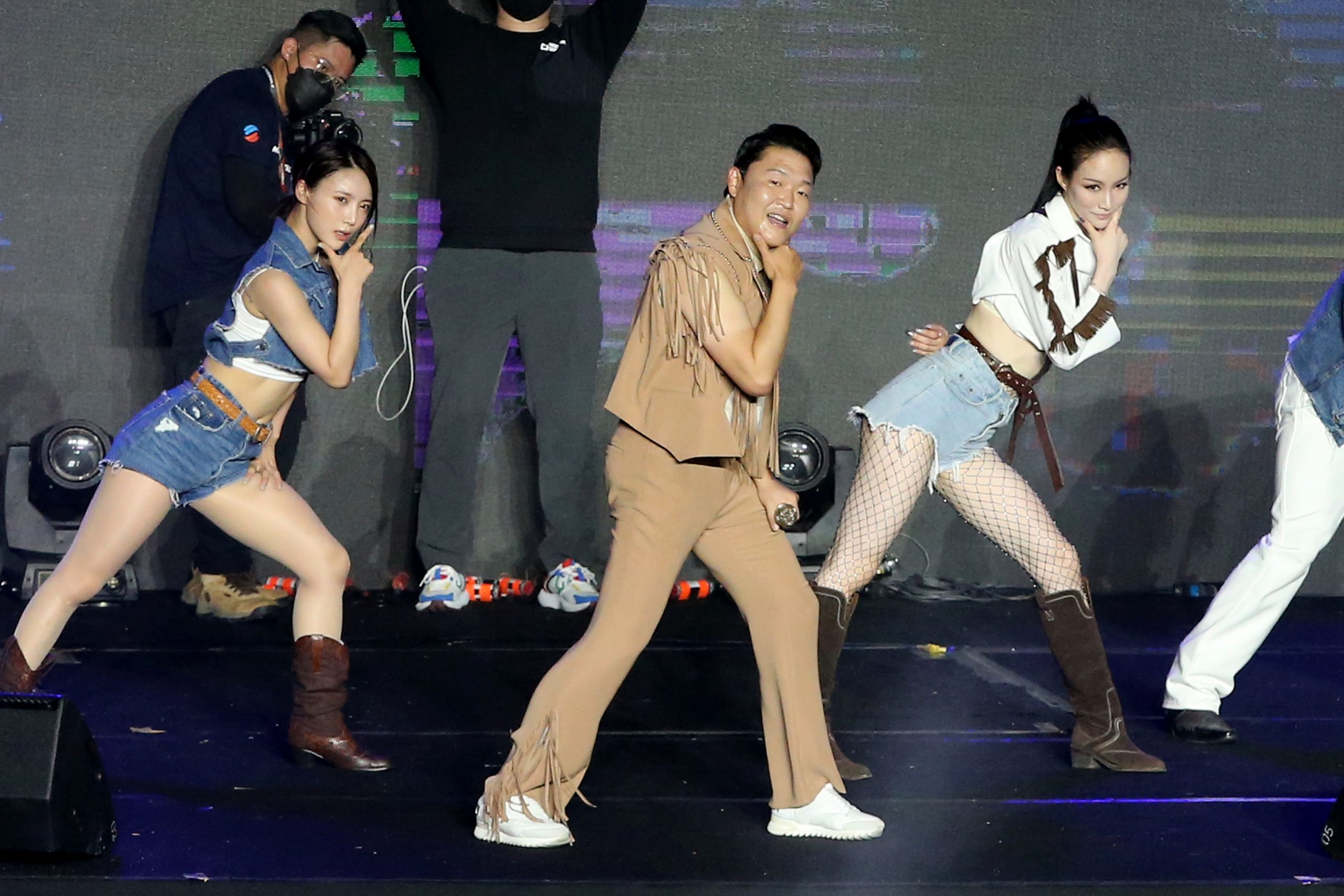 PSY旋风来马亮相24分钟  直呼想在大马开个唱